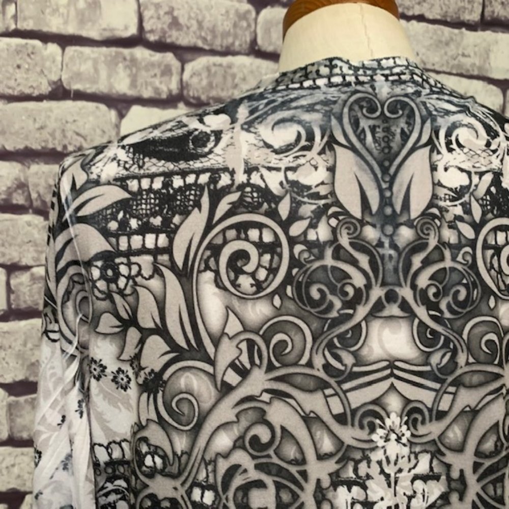 Chico's Black & White V-Neck Blouse Size L - Picture 7 of 9
